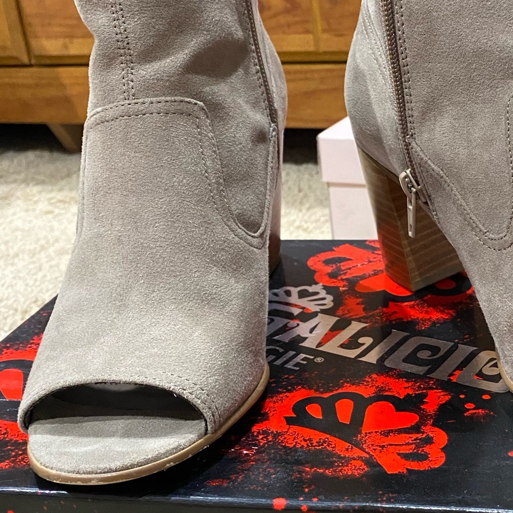 Nude booties. Fergalicious.